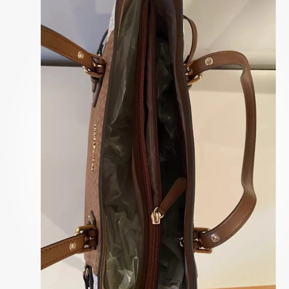 NWT Michael Kors Voyager East West Tote Bag (Pale Peanut) - Orig. $258